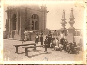 Estudantes do Liceu Gil Vicente no terraço da igreja (s.d.)